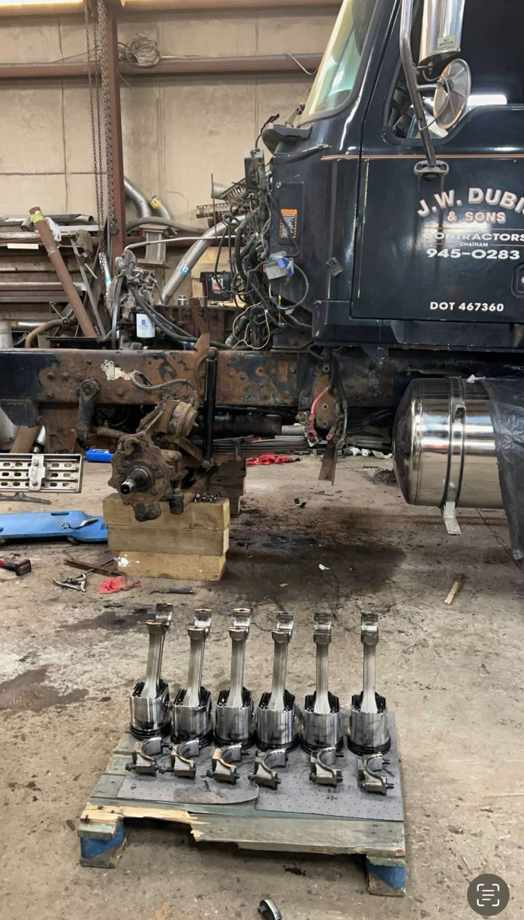 Diesel engine pistons and connecting rods